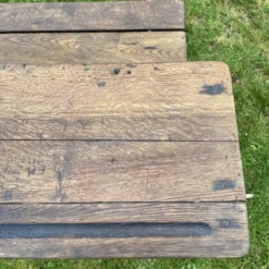 Bureau d’écolier ancien en bois et fonte