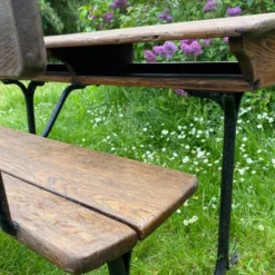 Bureau d’écolier ancien en bois et fonte