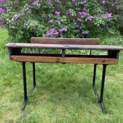 Bureau d’écolier ancien en bois et fonte