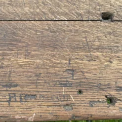 Bureau d’écolier ancien en bois et fonte