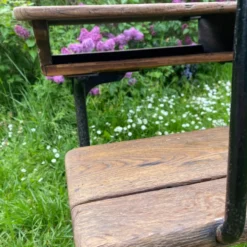 Bureau d’écolier ancien en bois et fonte