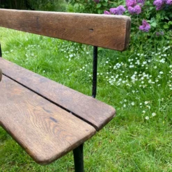Bureau d’écolier ancien en bois et fonte