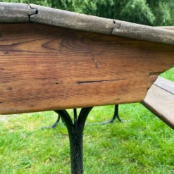 Bureau d’écolier ancien en bois et fonte