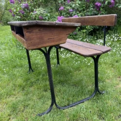 Bureau d’écolier ancien en bois et fonte