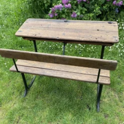 Bureau d’écolier ancien en bois et fonte