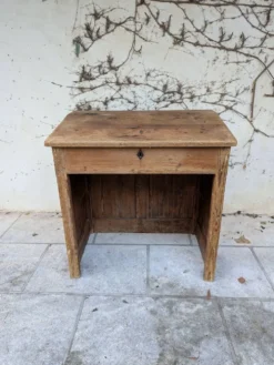 Bureau d'écolier avec rangement
