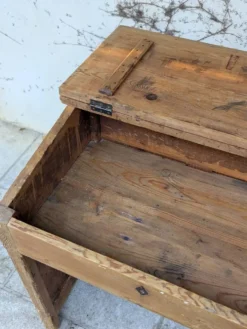 Bureau d'écolier avec rangement