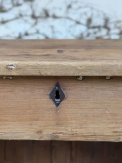 Bureau d'écolier avec rangement