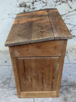 Bureau d'écolier avec rangement