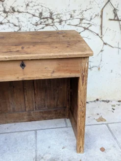 Bureau d'écolier avec rangement
