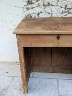Bureau d'écolier avec rangement