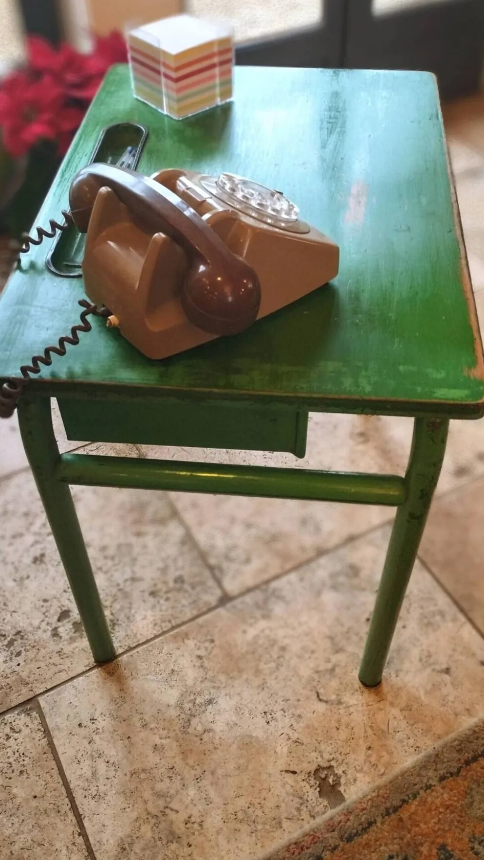 Bureau d'écolier des années 1960 sur peinture verte d'origine