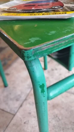 Bureau d'écolier des années 1960 sur peinture verte d'origine