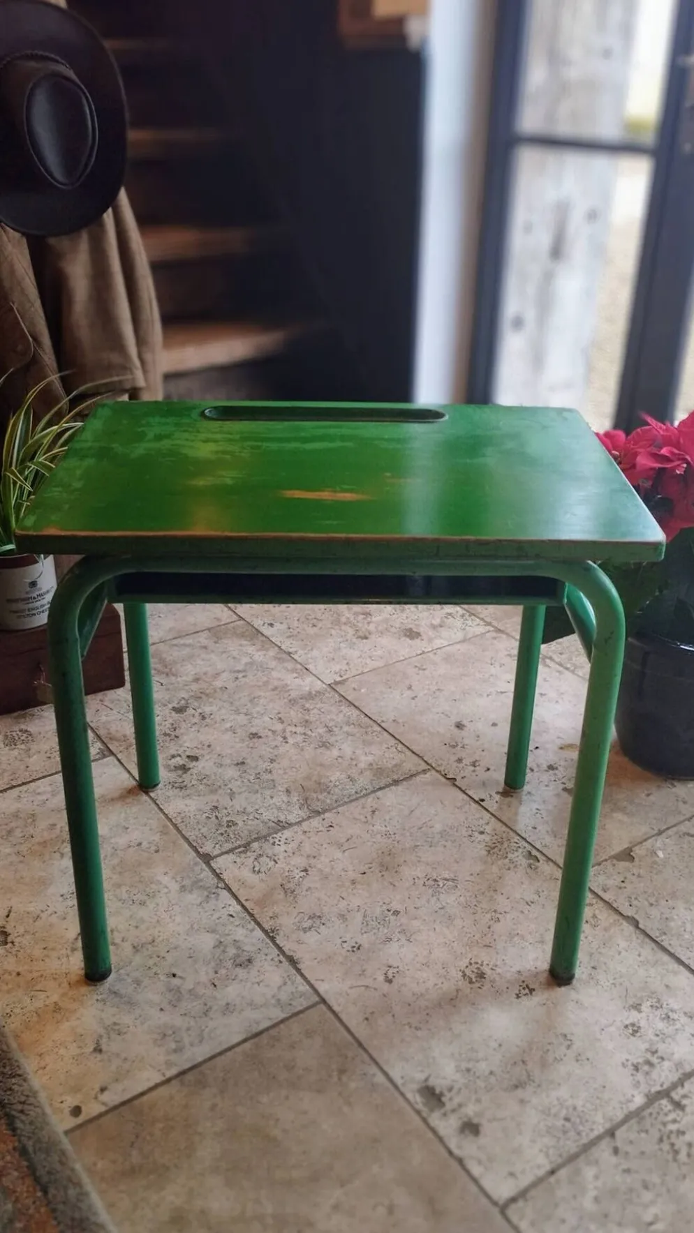 Bureau d'écolier des années 1960 sur peinture verte d'origine