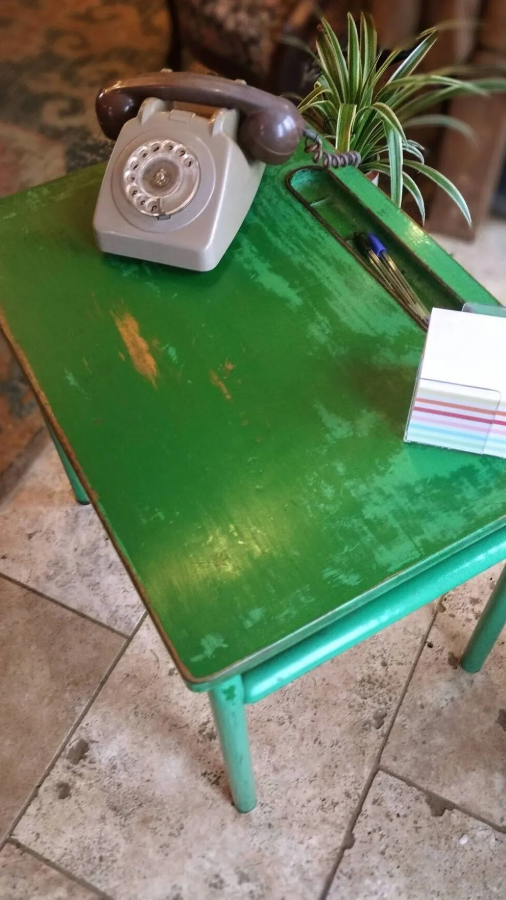 Bureau d'écolier des années 1960 sur peinture verte d'origine