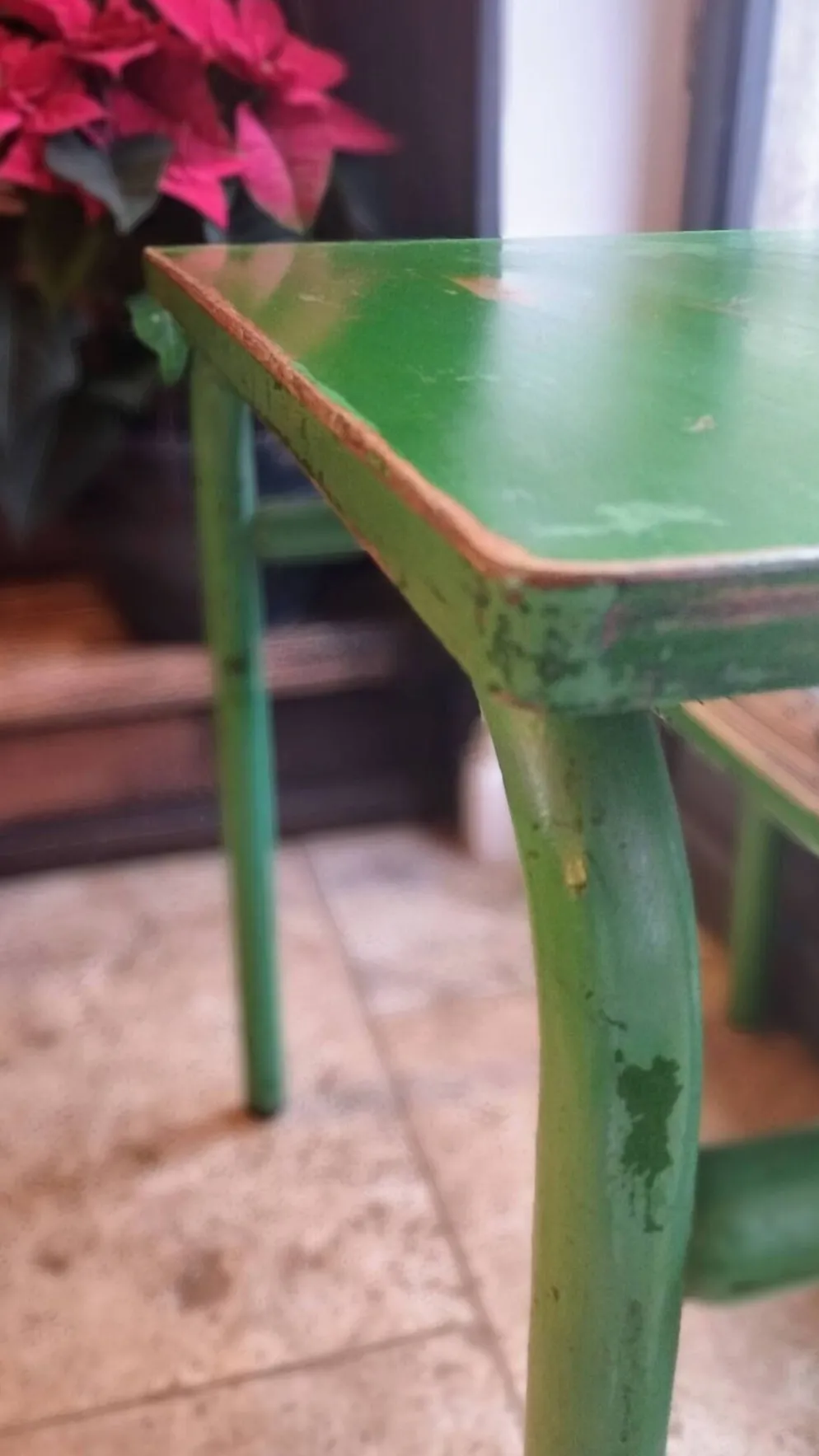 Bureau d'écolier des années 1960 sur peinture verte d'origine