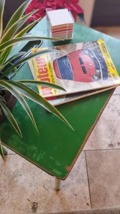 Bureau d'écolier des années 1960 sur peinture verte d'origine