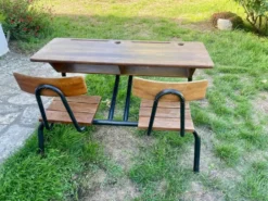 Bureau d’écolier double vintage en bois et métal tubulaire noir – Années 60
