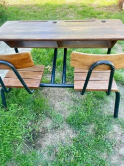 Bureau d’écolier double vintage en bois et métal tubulaire noir – Années 60