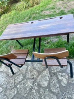 Bureau d’écolier double vintage en bois et métal tubulaire noir – Années 60