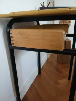 Bureau d'écolier en bois, restauré