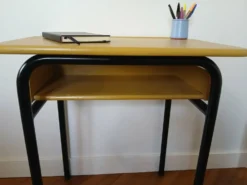 Bureau d'écolier en bois, restauré