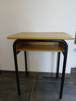 Bureau d'écolier en bois, restauré