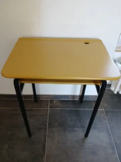 Bureau d'écolier en bois, restauré