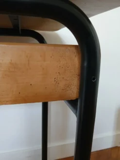 Bureau d'écolier en bois, restauré