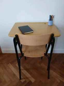 Bureau d'écolier en bois, restauré