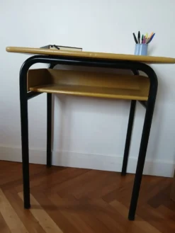 Bureau d'écolier en bois, restauré