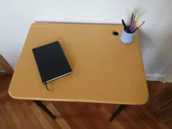 Bureau d'écolier en bois, restauré