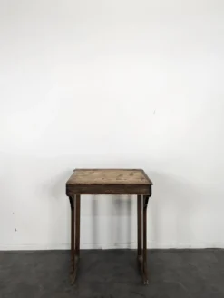 Bureau d'écolier en sapin