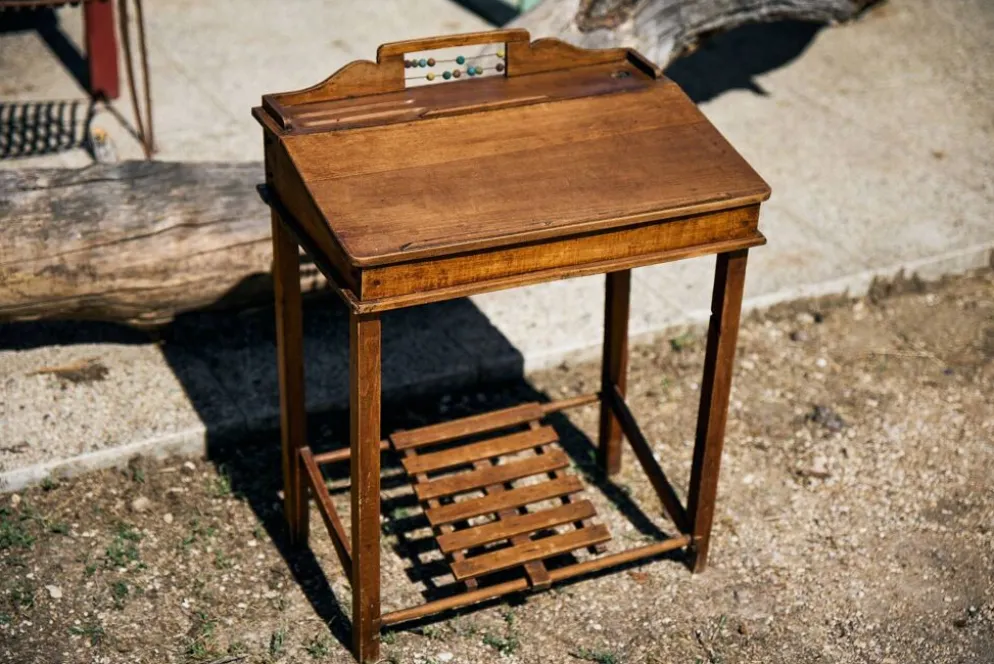 Bureau d'écolier et son boulier, années 1930