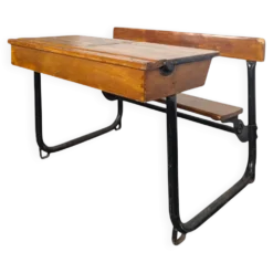 Bureau d'écolier moderniste