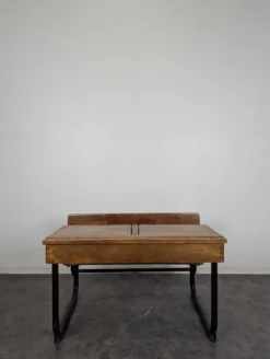 Bureau d'écolier moderniste