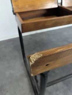 Bureau d'écolier moderniste