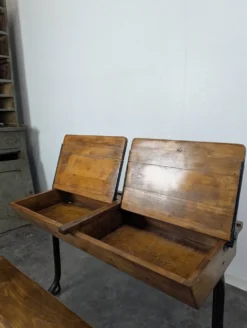 Bureau d'écolier moderniste