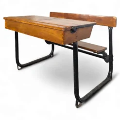Bureau d'écolier moderniste