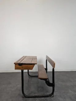 Bureau d'écolier moderniste