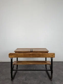 Bureau d'écolier moderniste