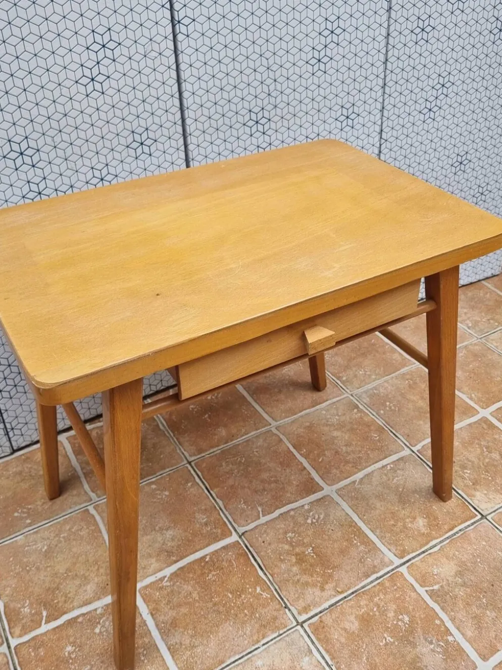 Bureau d’écolier vintage en bois clair – Modèle Baumann, années 50-60