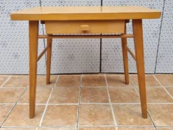 Bureau d’écolier vintage en bois clair – Modèle Baumann, années 50-60