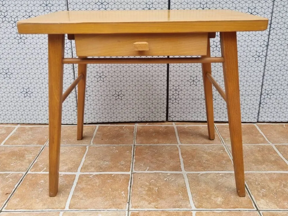 Bureau d’écolier vintage en bois clair – Modèle Baumann, années 50-60