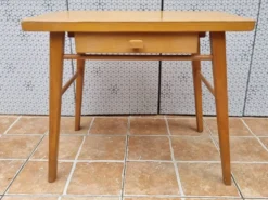 Bureau d’écolier vintage en bois clair – Modèle Baumann, années 50-60