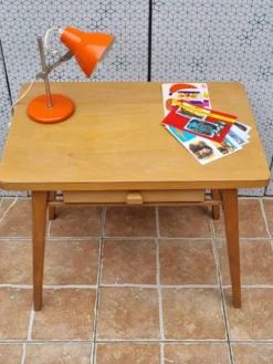 Bureau d’écolier vintage en bois clair – Modèle Baumann, années 50-60