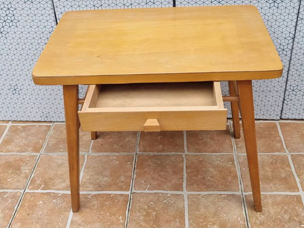Bureau d’écolier vintage en bois clair – Modèle Baumann, années 50-60