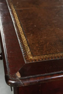Bureau d'écriture anglais ancien de la fin du 19e siècle avec une couleur chaude.