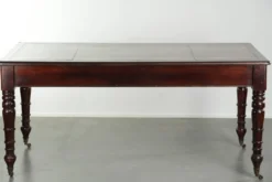 Bureau d'écriture anglais ancien de la fin du 19e siècle avec une couleur chaude.