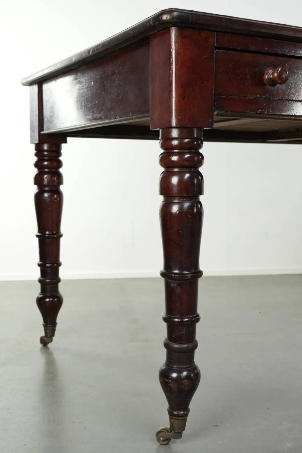 Bureau d'écriture anglais ancien de la fin du 19e siècle avec une couleur chaude.